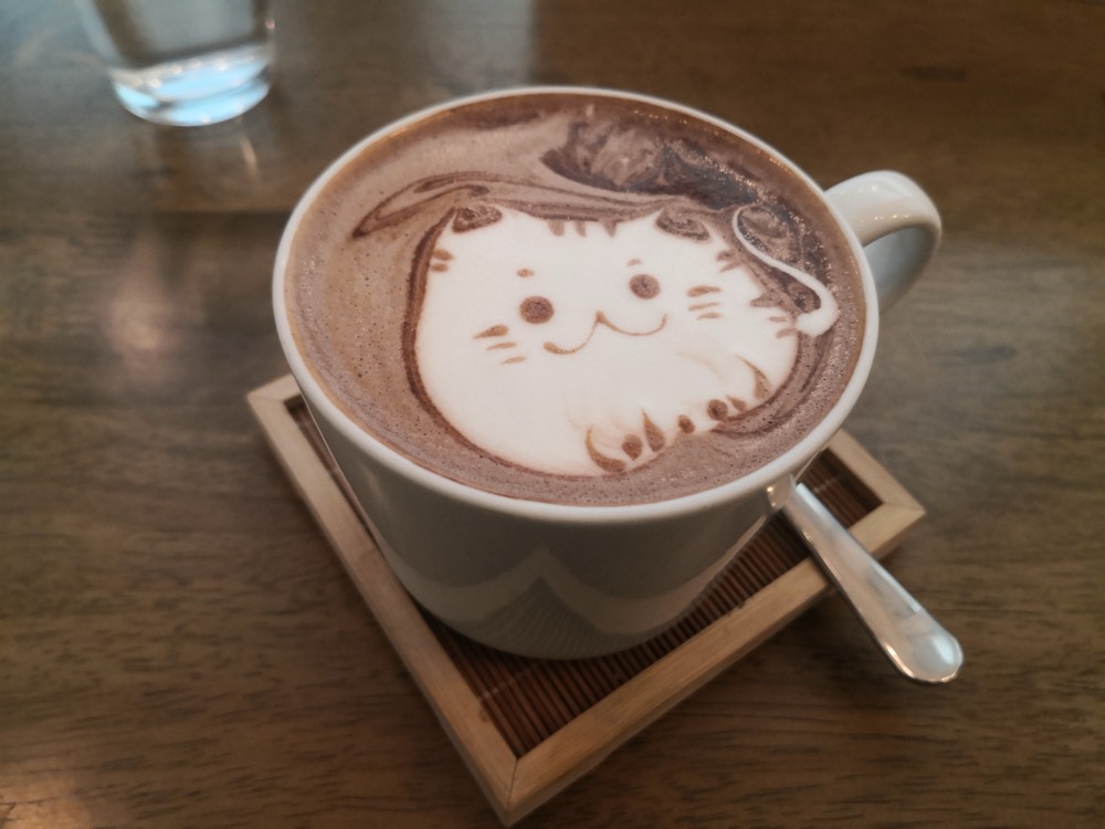 猫の顔が描かれたラテアート